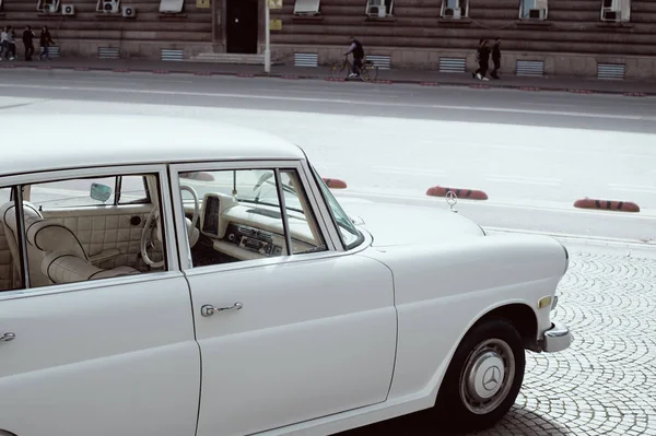 Fragmento de coche retro rojo — Foto de Stock