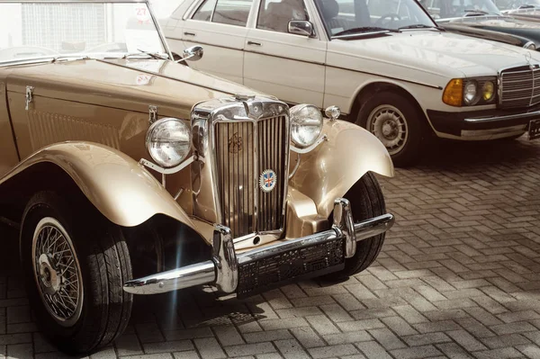 Retro vintage auto verschillende kleuren tentoongesteld — Stockfoto