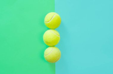 Mavi arka planda büyük tenis topu. minimal tasarım üst görünüm