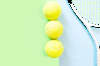 Mavi arka planda büyük tenis topu. minimal tasarım üst görünüm