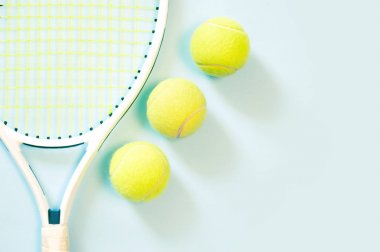 Mavi arka planda büyük tenis topu. minimal tasarım üst görünüm