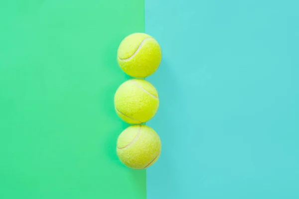 Gran pelota de tenis sobre fondo azul. diseño mínimo vista superior — Foto de Stock