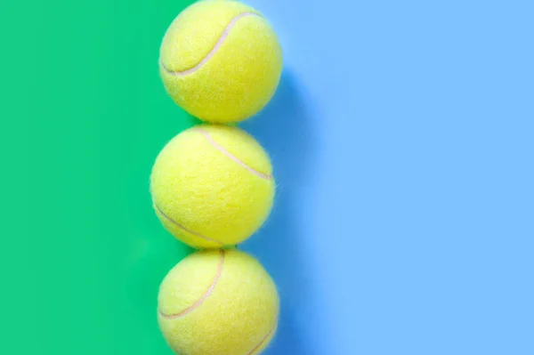Gran pelota de tenis sobre fondo azul. diseño mínimo vista superior — Foto de Stock
