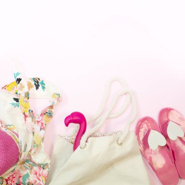 Flamingo dekoru ile tropikal yaz arka plan. Yukarıdan görüntüleyin. Düz yatıyordu