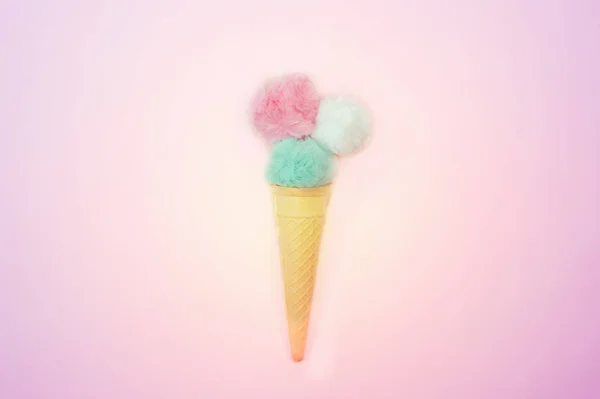 Creatieve Top View platte lay van pastel kleur pluizig Fur Ball in ijs wafel kegel — Stockfoto