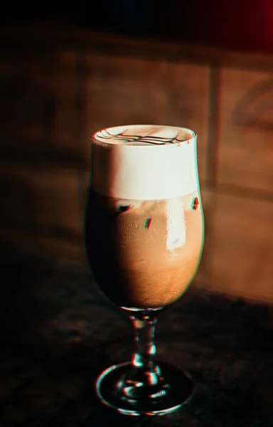 Café helado en un vaso alto con crema vertido sobre —  Fotos de Stock