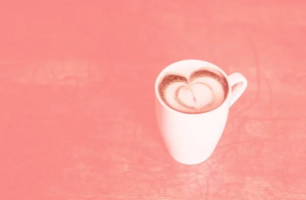 Kopp kaffe latte med korall bakgrund latte art. — Stockfoto