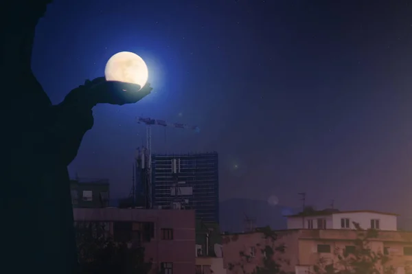 都市の夜の光ボケの背景に満月を持つシルエット女性の肖像画 — ストック写真