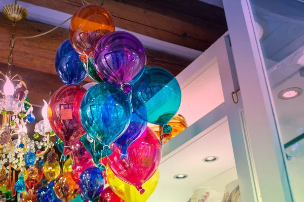 Globos de vidrio de colores en un escaparate en Venecia, Italia . —  Fotos de Stock