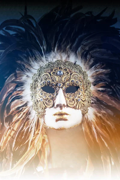 La máscara veneciana hermosa tradicional para la participación en el carnaval se dispara de cerca . —  Fotos de Stock