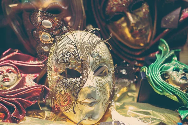 La máscara veneciana hermosa tradicional para la participación en el carnaval se dispara de cerca . —  Fotos de Stock