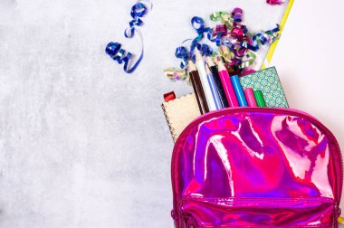 Okul konseptine geri dönelim. Okul malzemeleriyle dolu bir sırt çantası. Üst Manzara. Boşluğu kopyala