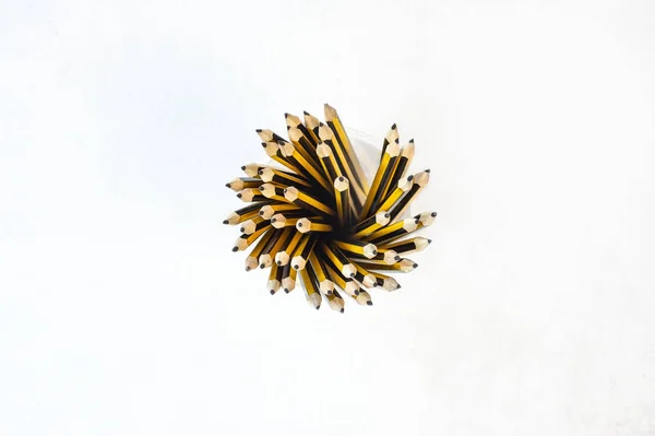 Пачка карандашей в футляре, вид сверху с изолированным белым фоном — стоковое фото