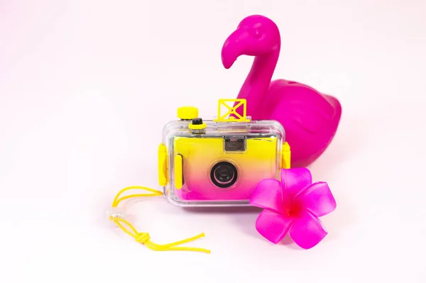 Винтажная камера в ярких ярких цветах от желтого до фуксии . — стоковое фото
