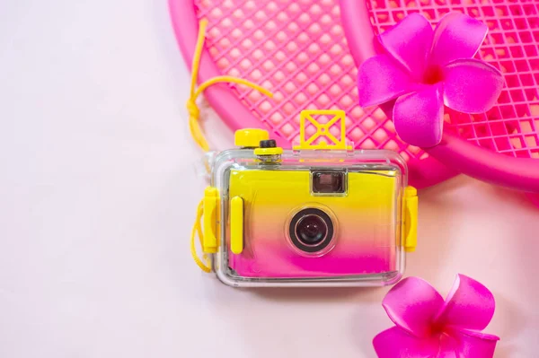 Raquetas de tenis de playa con foto cámara viaje concepto de vacaciones — Foto de Stock