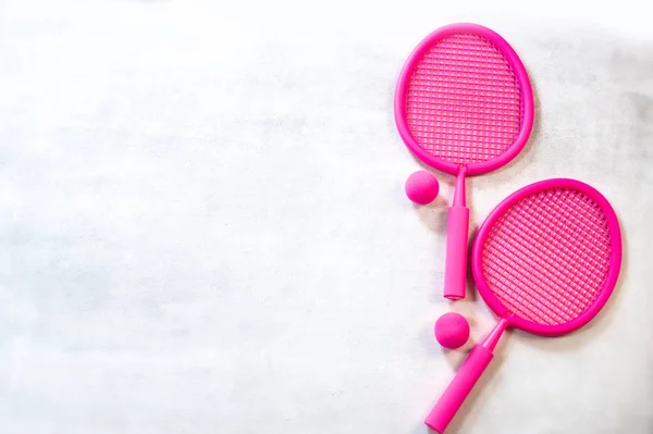 Две фуксии розовый пляж теннисные ракетки и мяч — стоковое фото