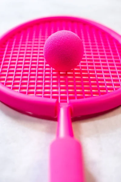 Fuchsia rosa raquetes de tênis de praia e bola — Fotografia de Stock