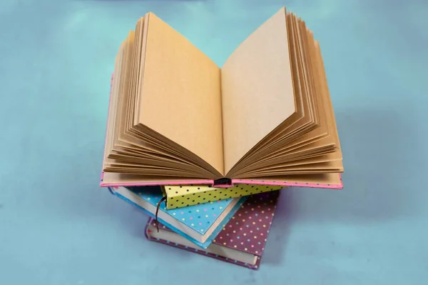 Откройте ноутбук с пустыми текстурными страницами. Личный дневник с пустыми страницами . — стоковое фото
