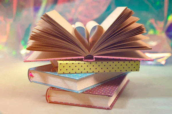 Abra o caderno com páginas de textura de artesanato vazias. Diário pessoal com páginas vazias . — Fotografia de Stock