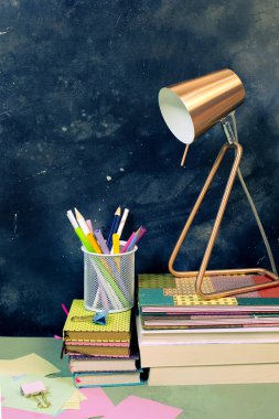 Vintage çalar saat ve kitaplarla okul kompozisyonuna geri dön