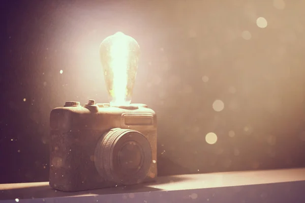 Una lámpara vintage hecha como una vieja cámara de película sobre fondo de cemento — Foto de Stock