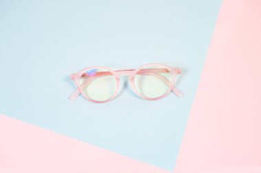 Berrak lenslerile mavi-pembe gözlük