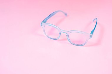 Berrak lenslerile mavi-pembe gözlük