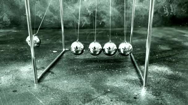 Newton Cradle slingers kinetische ballen — Stockvideo