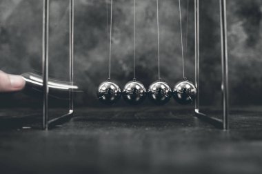 Newton beşik sarkaçk kinetik topları