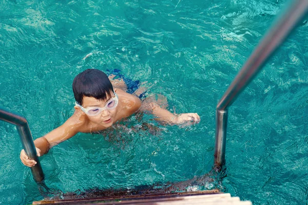Мальчик выходит из бирюзовой морской воды — стоковое фото