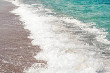 Mavi deniz su dalgaları kum plajı üzerinde kapatın