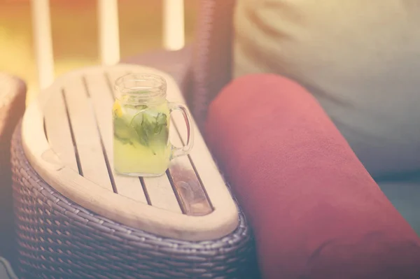 Мохито коктейль с лаймом, лимоном и мятой в стакане — стоковое фото