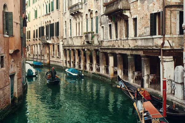 Классическая картина венецианских каналов с гондолой через канал . — стоковое фото