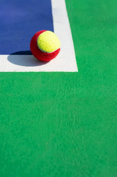 Uma bola de ténis na linha — Fotografia de Stock