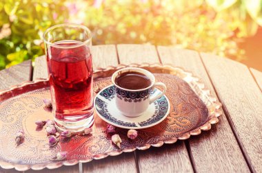 bir fincan Türk kahvesi ve gül suyu