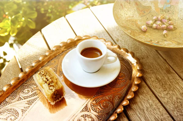 Xícara branca de café expresso em fundo de mesa de madeira . — Fotografia de Stock