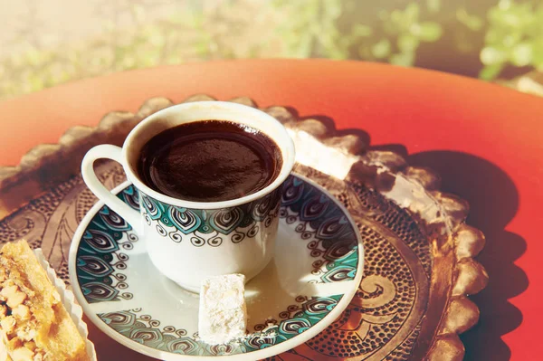 Vit kopp espresso kaffe på träbord bakgrund. — Stockfoto
