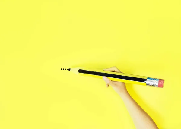 Um lápis gigante e um pequeno lápis comum — Fotografia de Stock