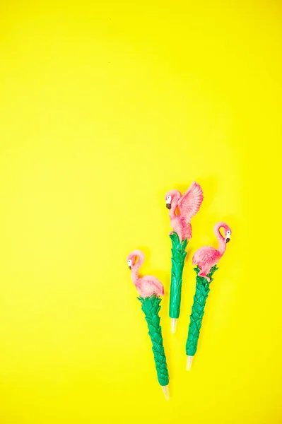 Фламинго на ярком желтом фоне вид сверху — стоковое фото