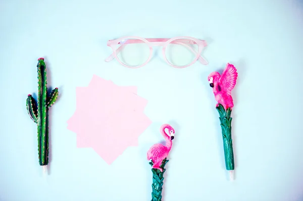 Óculos azul-rosa com lentes claras — Fotografia de Stock