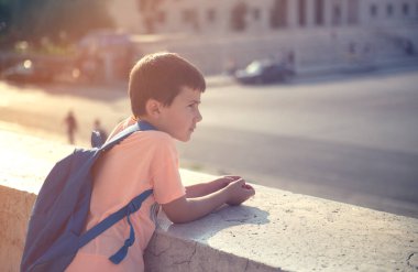 Okul merdivenleri yürümek sırt çantası taşıyan okul ilk gün çocuk geri