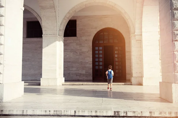 Zurück zur Schule Ersttagskind trägt Rucksack zu Fuß die Schultreppe hoch — Stockfoto