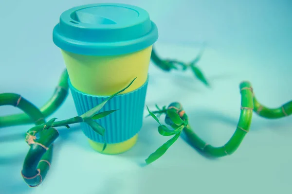 零浪费的概念。时尚可重复使用的生态咖啡杯和绿色竹叶. — 图库照片