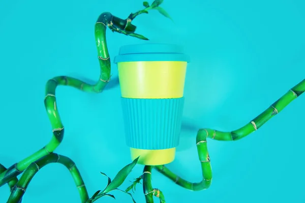 Zero Waste concept. Stijlvolle herbruikbare Eco Coffee Cup en groene bamboe bladeren. — Stockfoto