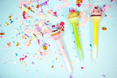 Malzemeleri, not defteri, kalem, gözlük, kağıt ile Ofis masa masası