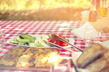 Tablodur küme ve bekleyen kırsal kesimde yemek için