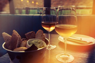 Bir restoran ortamda şarap gözlük.