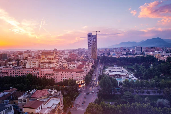 Areal utsikt över Tirana centrum vid solnedgången. — Stockfoto