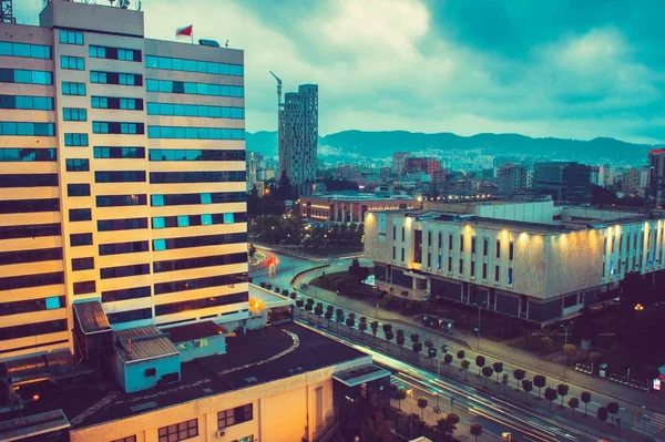 Areal utsikt över Tirana centrum vid solnedgången. — Stockfoto