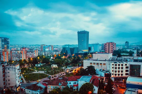 Areal utsikt över Tirana centrum vid solnedgången. — Stockfoto